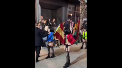 La aberración de la perversión de la agenda 30 lo que hacen con los niños En Carnaval. Parece un desfile hecho para  pederastas.